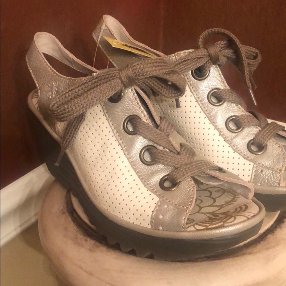 Fly London Size 38 NWT NWB silver with off white